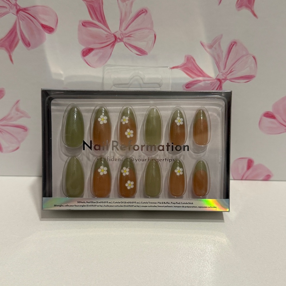Nail Reformation Olive Press-On Nails with Daisies Medium‎ Almond